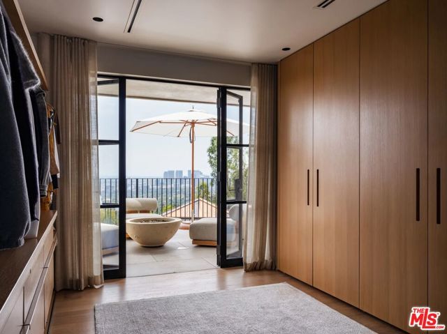 9360 Readcrest Drive, Beverly Hills CA: https://media.crmls.org/mediaz/b4a69227-6678-4a53-a342-83a59e6b7f47.jpg