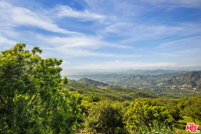 475 Stunt Road, Calabasas CA: https://media.crmls.org/mediaz/b4a751dc-2225-49ad-9b04-2368c12ca910.jpg