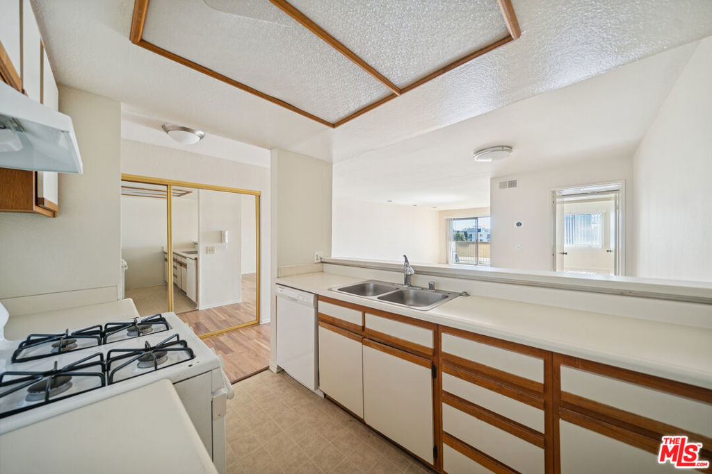 1519 N Martel Avenue #204