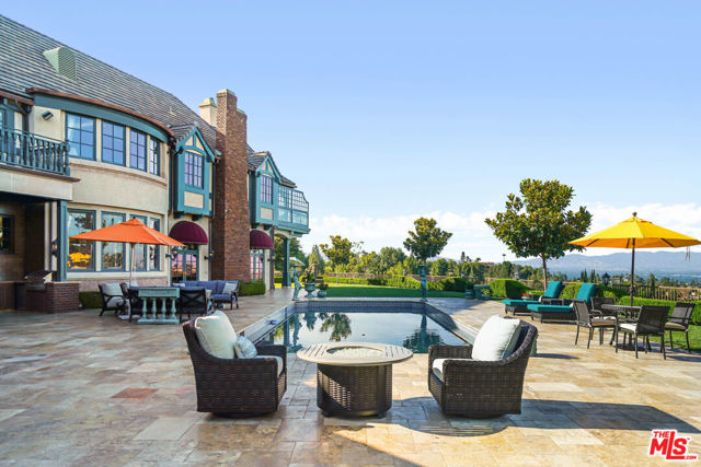 19000 Dorlon Drive, Tarzana CA: https://media.crmls.org/mediaz/b4a7b7cd-8f82-4016-9237-f3ea62a441a6.jpg