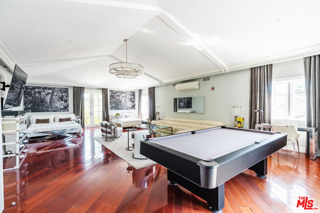 727 N Alta Drive, Beverly Hills CA: https://media.crmls.org/mediaz/b4a8d725-bada-485d-bcb6-9e69caed03f2.jpg