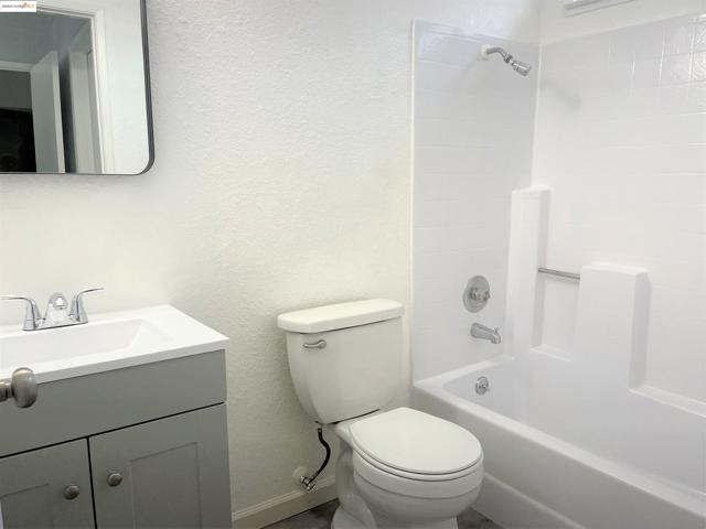 6 Lancaster Cir, Bay Point CA: https://media.crmls.org/mediaz/b4a96805-8d18-4bde-b745-69ecc59e407a.jpg