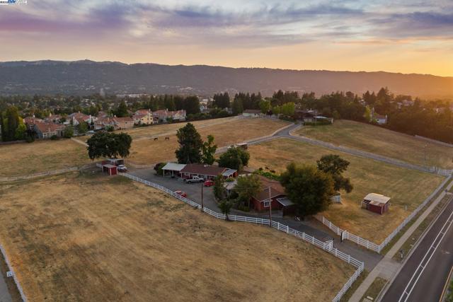 4558 Bernal Ave, Pleasanton CA: https://media.crmls.org/mediaz/b4aaad1d-05e2-479b-928d-dae3159c91ae.jpg