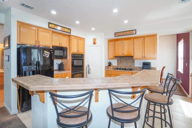 5018 Southport Ct, Antioch CA: https://media.crmls.org/mediaz/b4ac378f-e51d-4086-b2c4-105fa1f37d80.jpg