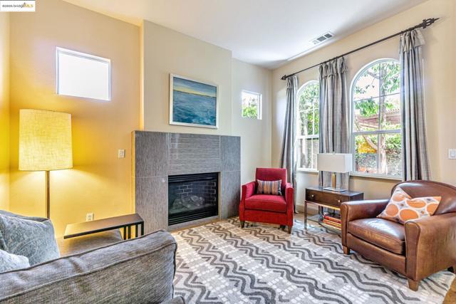 548 Gabriel Ct, Walnut Creek CA: https://media.crmls.org/mediaz/b4ac453b-cc21-4a19-938b-0373dfd0a76f.jpg