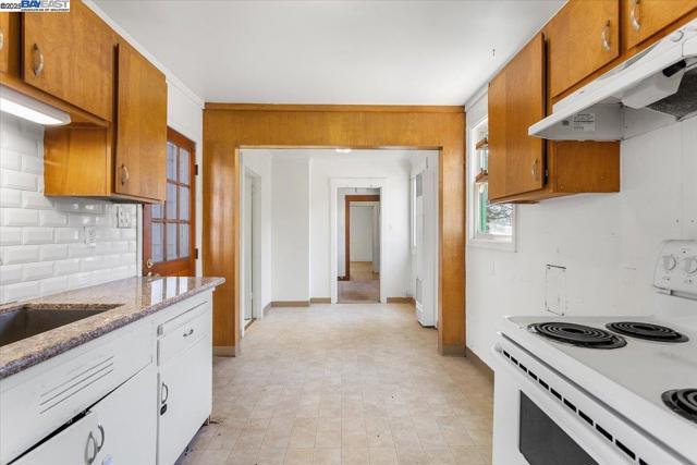 2255 Lincoln Ave., Alameda CA: https://media.crmls.org/mediaz/b4ad6836-5532-481a-a3ca-4cf3bb3c4577.jpg