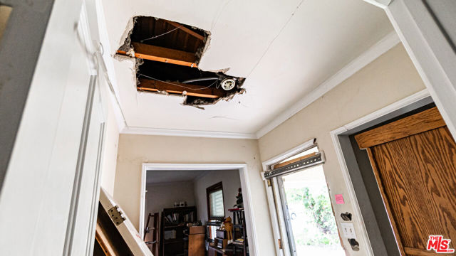 13905 Milbank Street, Sherman Oaks CA: https://media.crmls.org/mediaz/b4ad6a70-f57c-4b2b-beb0-891467a68408.jpg