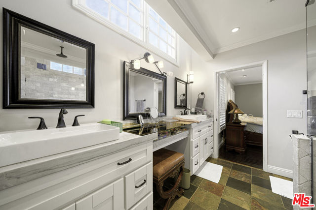 950 S Longwood Avenue, Los Angeles CA: https://media.crmls.org/mediaz/b4aeb02e-5e8e-4da8-aac4-bbd66effc5c3.jpg