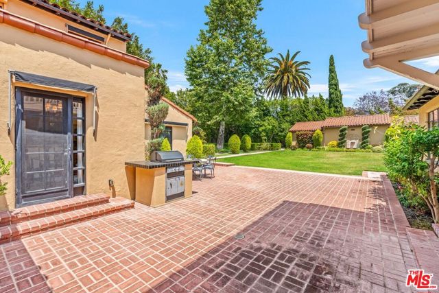 434 S Muirfield Road, Los Angeles CA: https://media.crmls.org/mediaz/b4aec0f3-2ffa-4b79-8aa1-d98393a9bb5f.jpg