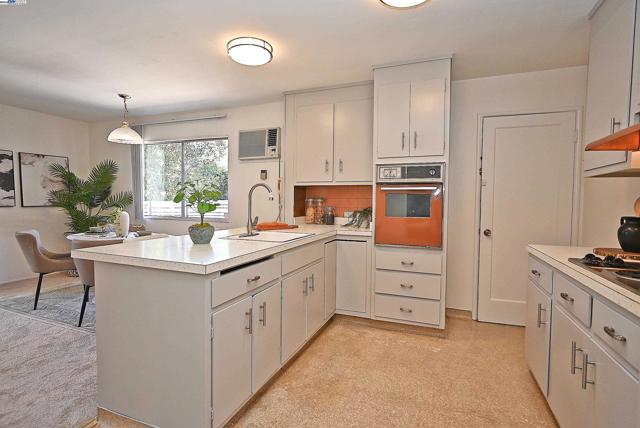 2081 Strang Ave, San Leandro CA: https://media.crmls.org/mediaz/b4aeccdf-a9bb-470c-89d2-796b1a25ec3f.jpg