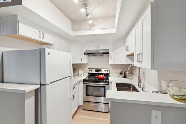 278 Monroe Dr., Mountain View CA: https://media.crmls.org/mediaz/b4aefa82-c1c2-40a0-ace1-2a2e00ba6bcd.jpg