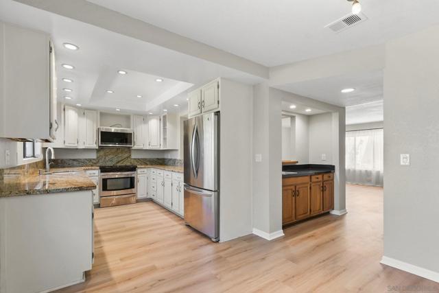 Image 11 of 36 For 835 E Ave  B