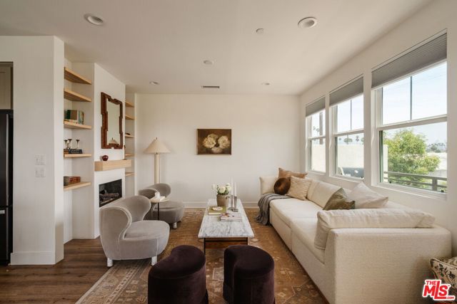 2911 Exposition Place, 1