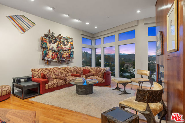 2204 Maravilla Drive, Los Angeles CA: https://media.crmls.org/mediaz/b4b003c4-a5c1-4c44-8b52-84f51c951bf6.jpg