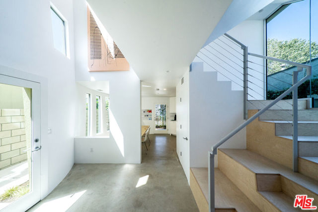 211 Entrada Drive, Santa Monica CA: https://media.crmls.org/mediaz/b4b2b0cb-d92b-4c97-90e4-4436d3654939.jpg