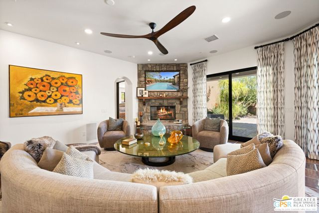 248 E Palo Verde Avenue, Palm Springs CA: https://media.crmls.org/mediaz/b4b2ff9c-1bc7-468a-9275-3fa03fd35ac2.jpg