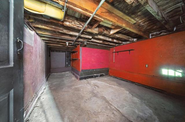 943 26th Street, Oakland CA: https://media.crmls.org/mediaz/b4b392a7-af43-4f01-b42a-8f77c204d16b.jpg