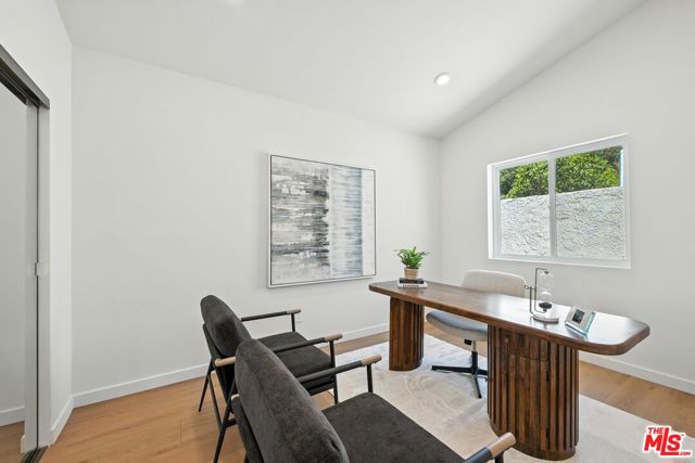 15727 Hartsook Street, Encino CA: https://media.crmls.org/mediaz/b4b3b1b9-d611-4a11-97ed-2cfd073d3006.jpg