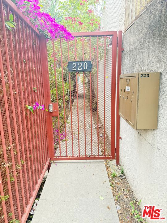 220 N Louise Street, Glendale CA: https://media.crmls.org/mediaz/b4b41baa-a5a1-4e01-a689-cf6840f55c60.jpg
