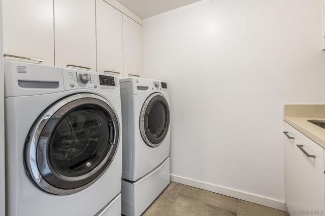 165 Pine Ave, Carlsbad CA: https://media.crmls.org/mediaz/b4b56929-5e9b-4afb-bcad-6d6ed348c377.jpg