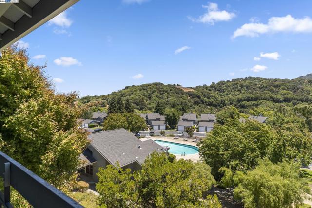 7710 Canyon Meadow Cir, Pleasanton CA: https://media.crmls.org/mediaz/b4b627f1-3727-4986-9a77-48e25f3a6602.jpg