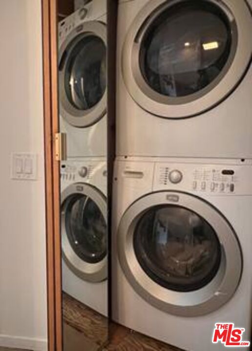 702 Cavanagh Road, Glendale CA: https://media.crmls.org/mediaz/b4b64327-7523-4493-92eb-bfc0df64f72d.jpg