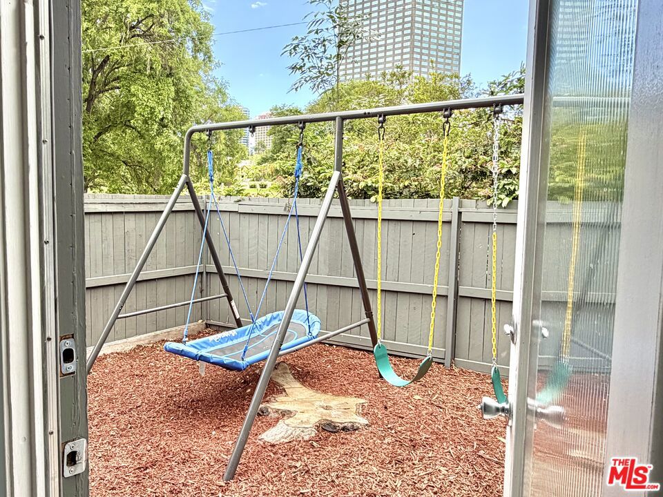 https://media.crmls.org/mediaz/b4b6aa6c-31ac-426c-9623-08fb60a54f84.jpg?preset=X-Large