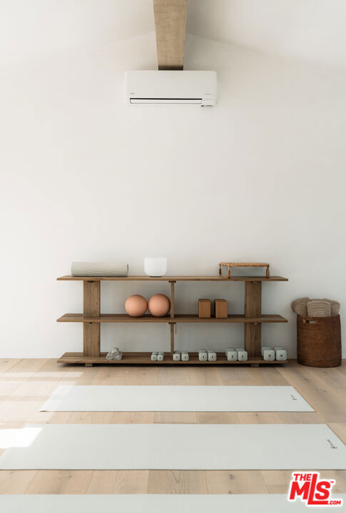 4200 Marina Drive, Santa Barbara CA: https://media.crmls.org/mediaz/b4b71595-ad10-42ae-bb69-7409c40d926c.jpg