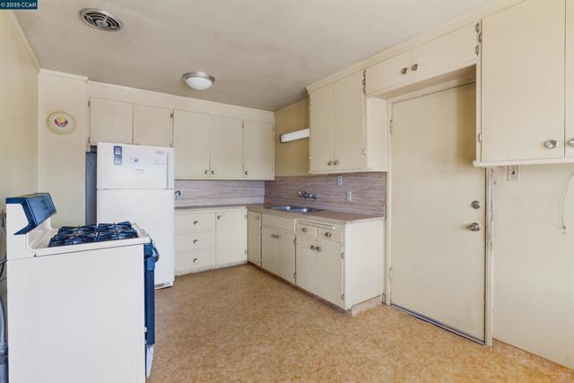 1406 Monterey St, Richmond CA: https://media.crmls.org/mediaz/b4b77019-f6be-4a1a-82bd-98d7e97e434b.jpg