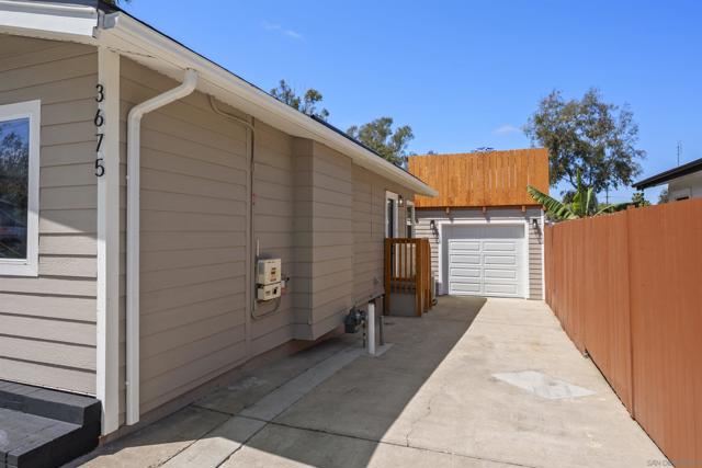 3675 Herbert St, San Diego CA: https://media.crmls.org/mediaz/b4b7bfb2-0efb-4ab9-b3bb-104f0c132ac5.jpg
