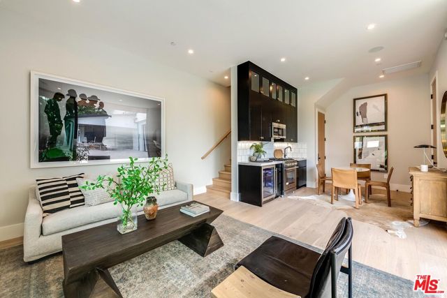 15907 Valley Vista Boulevard, Encino CA: https://media.crmls.org/mediaz/b4b7d84b-ed20-4e45-8350-dafc12008932.jpg