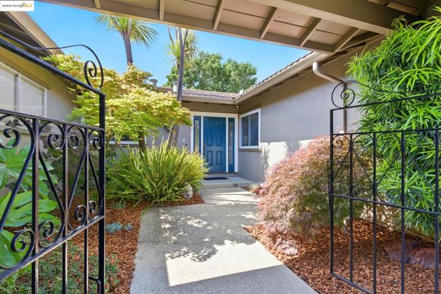 7927 Phaeton Dr, Oakland CA: https://media.crmls.org/mediaz/b4b7f003-6468-4f33-8698-2bc96a4473bc.jpg