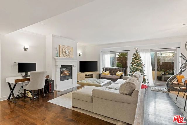 1522 Amherst Avenue, Los Angeles CA: https://media.crmls.org/mediaz/b4b98bfc-0087-4319-8454-600f919a9d1f.jpg