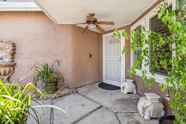 1005 Wood Thrush Ln, Tracy CA: https://media.crmls.org/mediaz/b4ba458c-6f7a-458f-9e43-2fd6d2a0131c.jpg