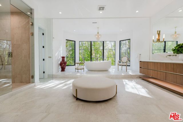 5192 Parkway Calabasas, Calabasas CA: https://media.crmls.org/mediaz/b4bb91ab-3426-49d2-8b3d-668955cb8d1f.jpg