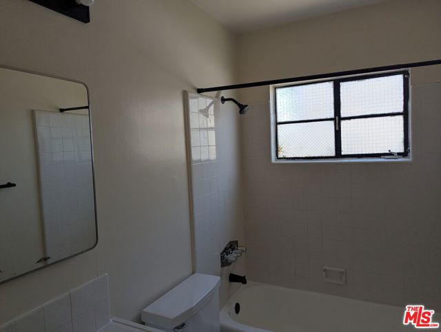 1365 Orange Grove Avenue, Glendale CA: https://media.crmls.org/mediaz/b4bcf279-b12c-4ab6-9fe4-57c34719dbec.jpg