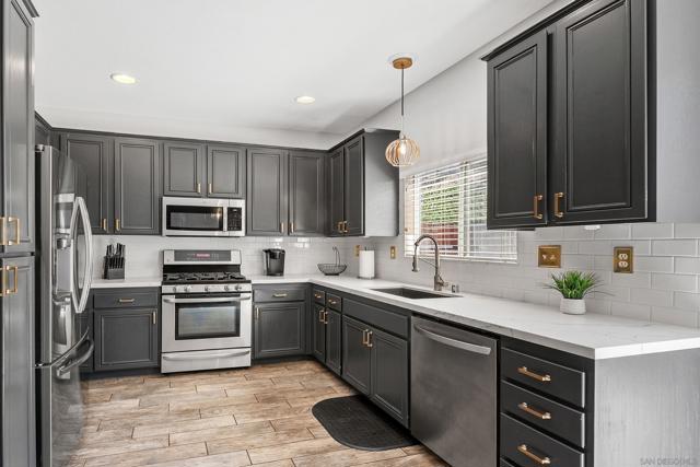 2969 River Dance Way, Alpine CA: https://media.crmls.org/mediaz/b4bcf9dc-46da-49ff-a605-202576d77843.jpg