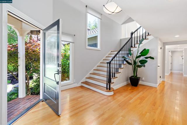 2140 Hidden Oak Dr, Danville CA: https://media.crmls.org/mediaz/b4bd3a5c-c2cc-452a-a989-a645653e5a3d.jpg