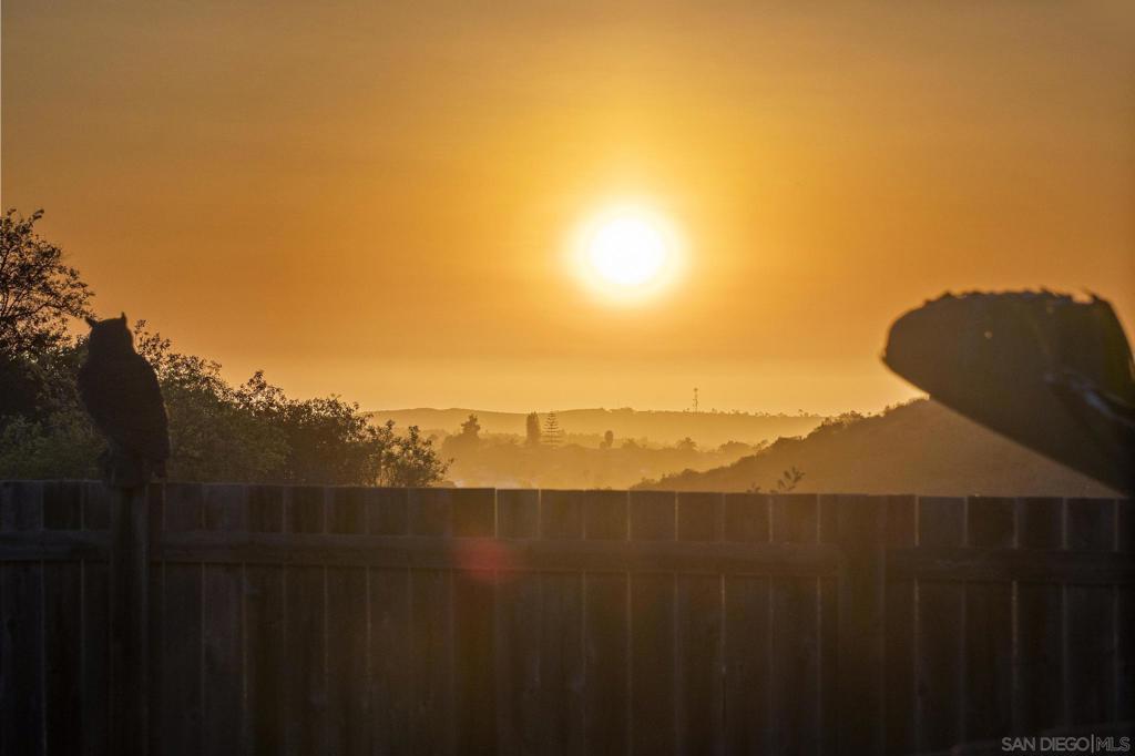https://media.crmls.org/mediaz/b4be906b-9cf9-4c3d-9598-2707b49ce40b.jpg?preset=X-Large