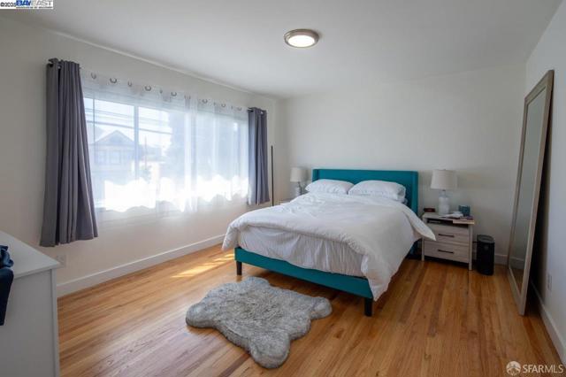 537 Pacific Avenue, Alameda CA: https://media.crmls.org/mediaz/b4bfd3d6-b00e-48f1-b5df-b7de74a4ea5b.jpg
