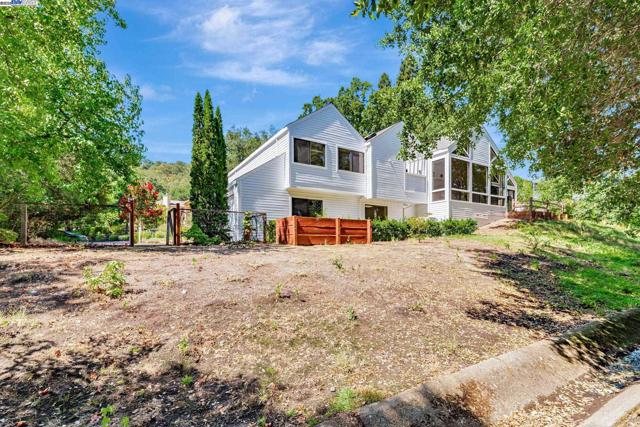 2394 Ironwood Pl, Alamo CA: https://media.crmls.org/mediaz/b4bffea8-bcb3-4145-a3ca-c462127835f2.jpg