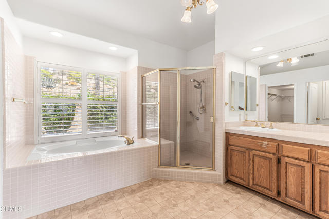 800 Manor Ridge Road, Santa Paula CA: https://media.crmls.org/mediaz/b4c303c6-16a2-4fe0-8654-1adbea57adab.jpg
