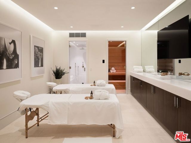 721 N Bonhill Road, Los Angeles CA: https://media.crmls.org/mediaz/b4c307c8-7690-4646-86be-331c665c9e75.jpg