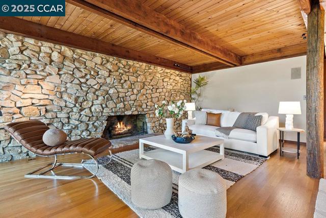 39 El Toyonal, Orinda CA: https://media.crmls.org/mediaz/b4c38013-3dd0-45f4-bc53-10b15a33d1d3.jpg