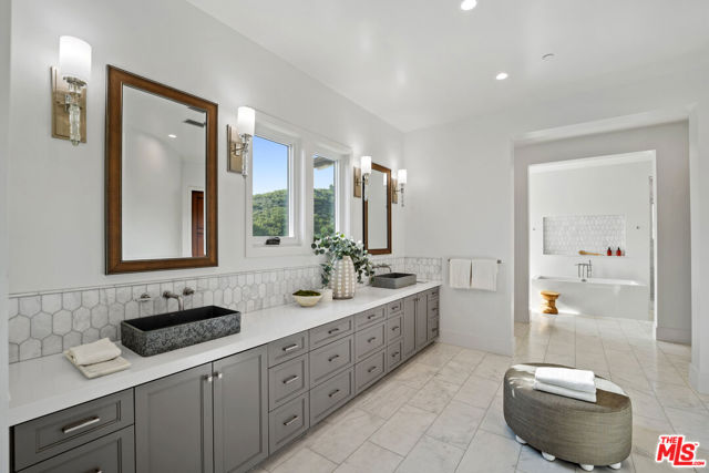 26767 Mulholland Highway, Calabasas CA: https://media.crmls.org/mediaz/b4c381ba-2dbd-4576-89a7-edeb6f962761.jpg