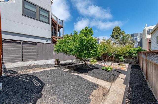 2356 15th St, San Francisco CA: https://media.crmls.org/mediaz/b4c6ba51-8e30-4930-8e6c-65db33e45a62.jpg