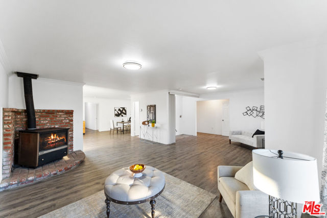 9256 6th Avenue, Hesperia CA: https://media.crmls.org/mediaz/b4c91a63-0d30-450c-9257-532938f9038f.jpg