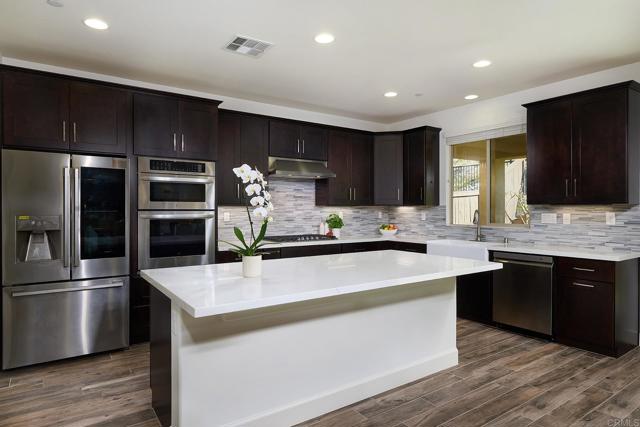 Detail Gallery Image 4 of 37 For 219 Flores Ln, Vista,  CA 92083 - 4 Beds | 2/1 Baths