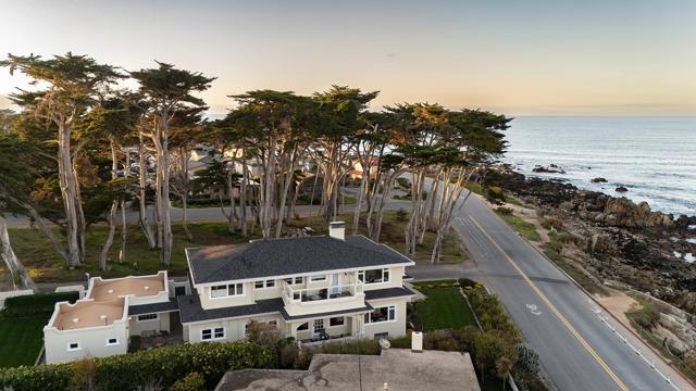 1051 Ocean View Boulevard, Pacific Grove CA: https://media.crmls.org/mediaz/b4ca17df-d3fb-409a-8116-2a4253ed47bc.jpg