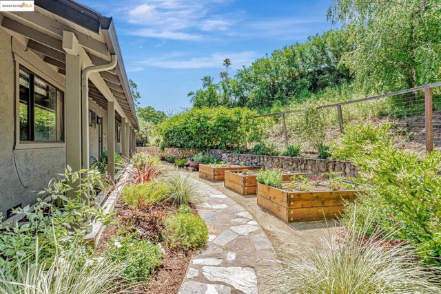3336 Oak Ct, Lafayette CA: https://media.crmls.org/mediaz/b4ca6f87-d6bc-45cb-8d7e-9a9ece6ac1a4.jpg